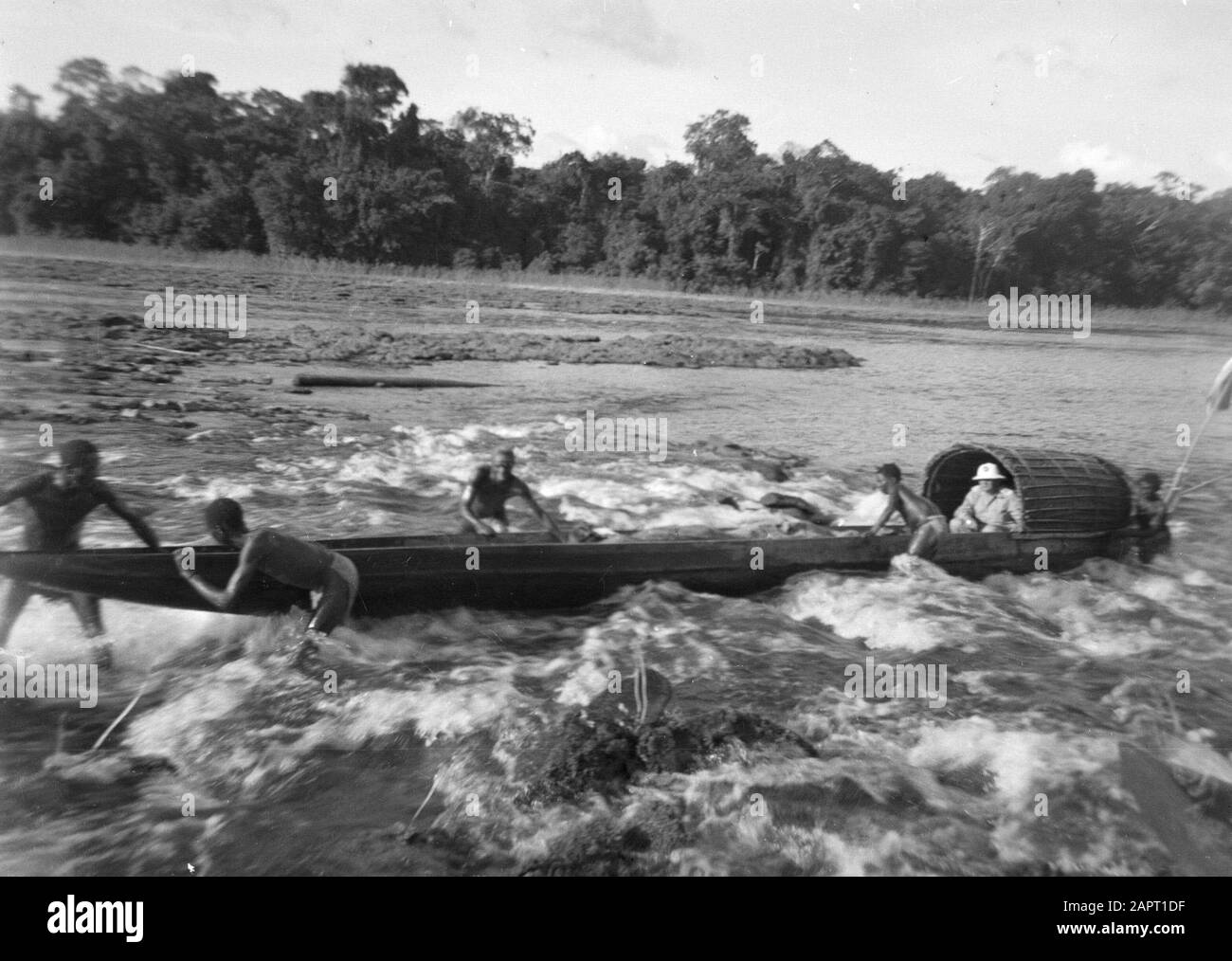 Viaggio in Suriname e le Antille Olandesi Una delle Korjals di Van de Polls compagnia di viaggio in un ritmo rapido sul Marowijnerivier Data: 1947 Località: Marowijne, Suriname Parole Chiave: Fiumi, navi, rapide Foto Stock