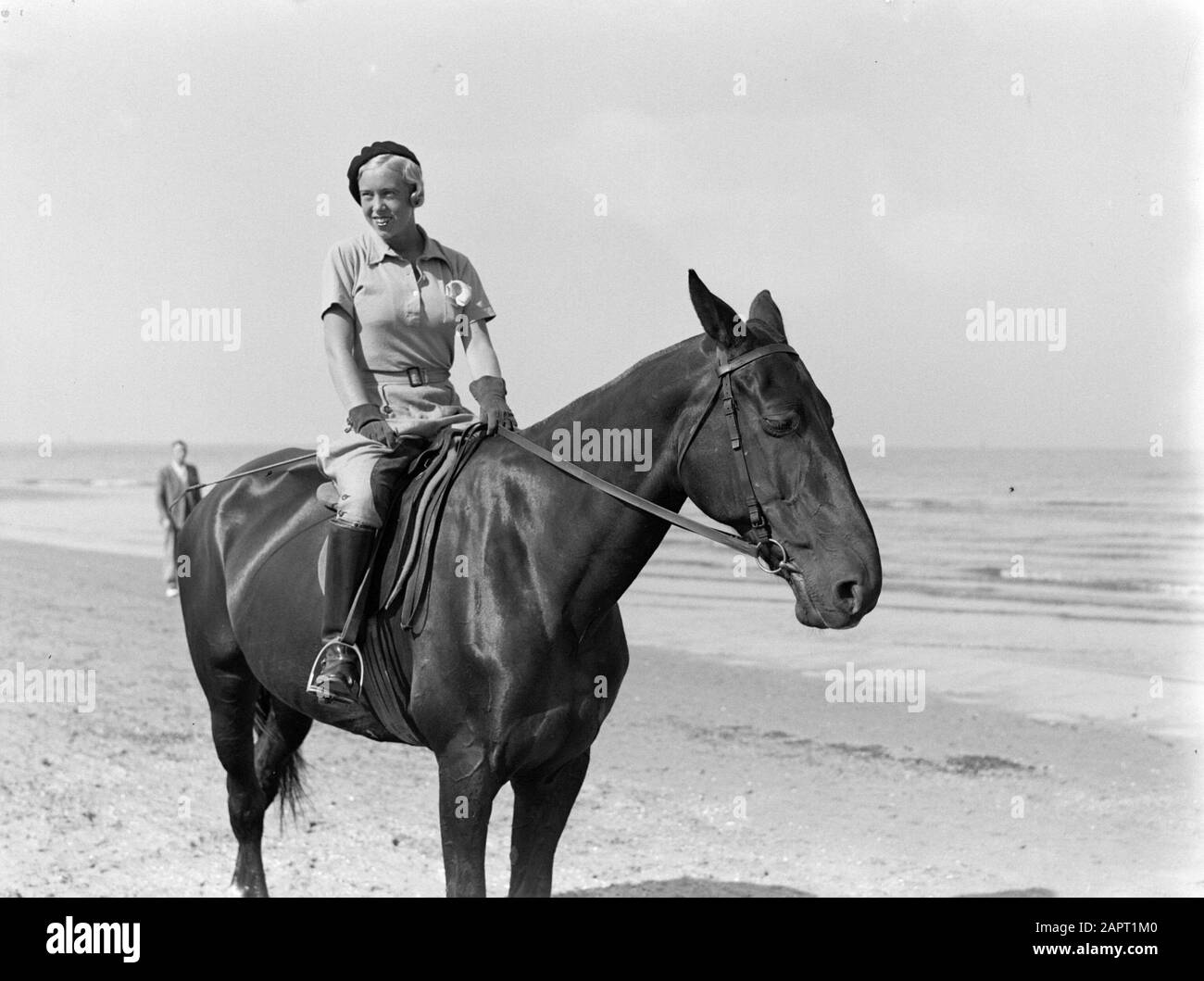 Scheveningen. Una donna (Yvonne?) con un cavallo sulla spiaggia a Scheveningen Data: 1933 Località: Scheveningen, Zuid-Holland Parole Chiave: Cavalli, spiagge Foto Stock Scheveningen. Una donna (Yvonne?) con un cavallo sulla spiaggia a Scheveningen Data: 1933 Località: Scheveningen, Zuid-Holland Parole Chiave: Cavalli, spiagge Foto Stock