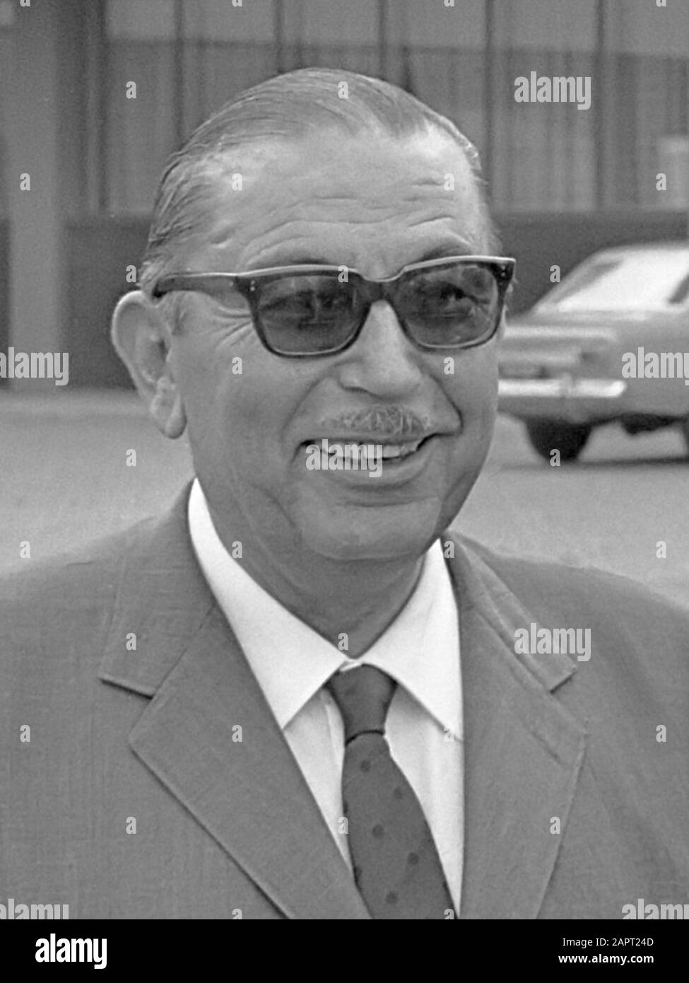 Aankomst ministro turco van Buitenlandse Zaken Ihsan Sabri Caglayangil op Schiphol, rechts ministro Lun 15 juli 1968 Foto Stock