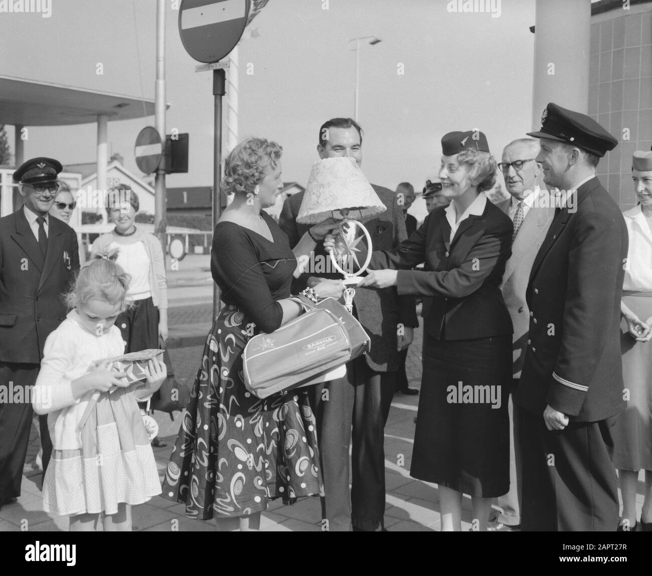 Un milionesimo visitatore a Schiphol Sig.ra W. J. Van es Data: 1 settembre 1958 luogo: Noord-Holland, Schiphol Foto Stock