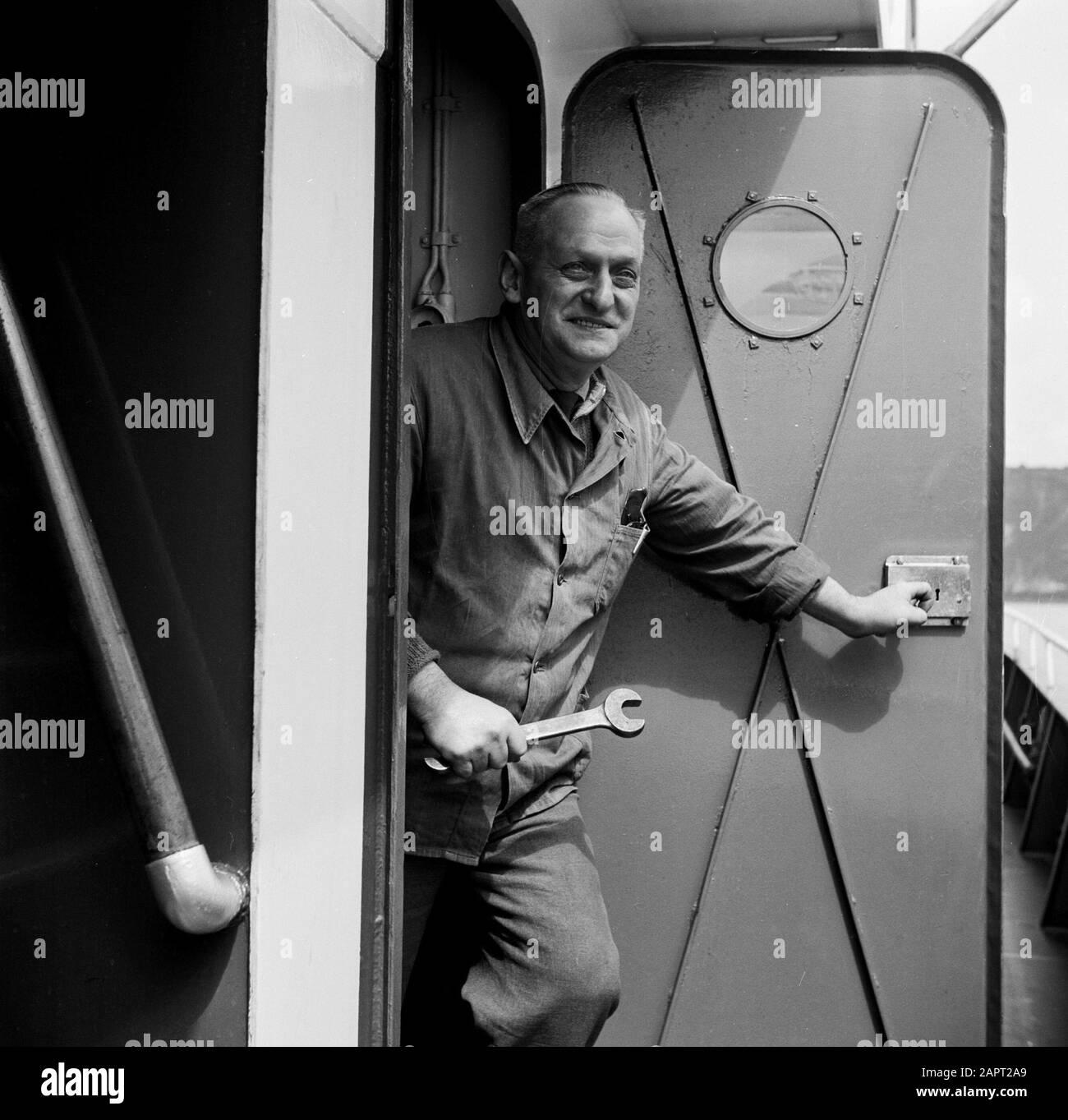 Navigazione sul Reno, rapporto sulla vita e lavoro a bordo di una nave del Reno Primo operatore del Damco 9 con una chiave, presumibilmente in Germania occidentale Data: 1 aprile 1955 Località: Germania occidentale Parole Chiave: Strumenti, operatori, rimorchiatori Foto Stock
