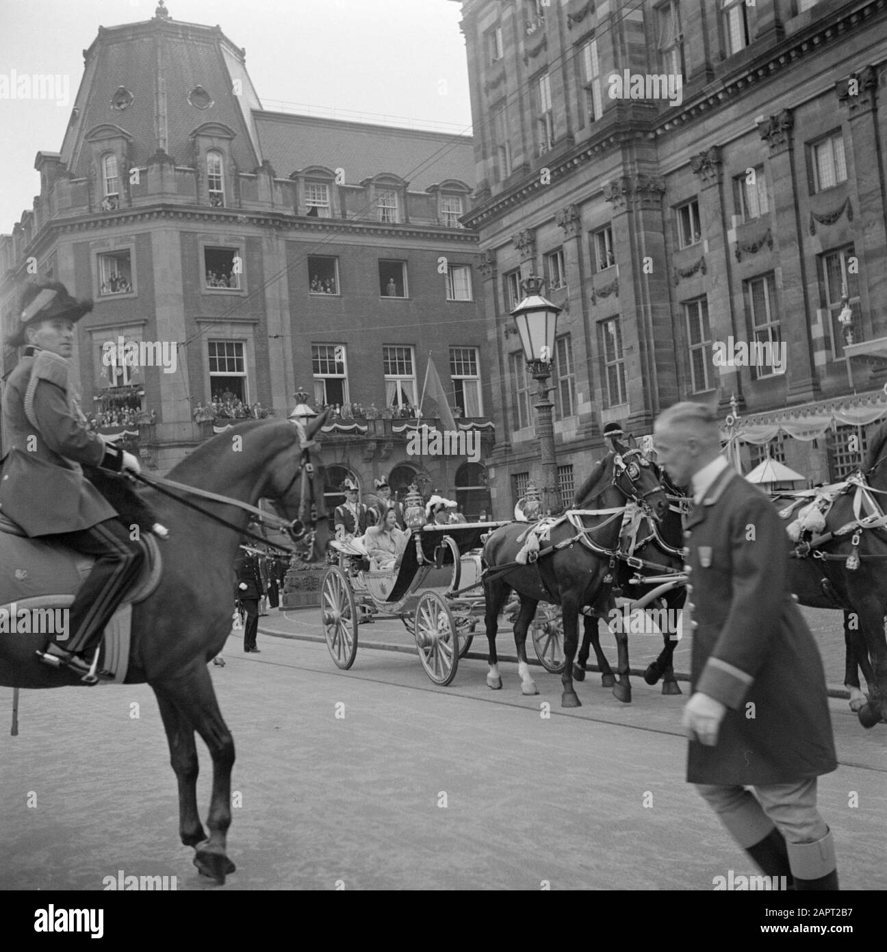 Abdicazione della Regina Wilhelmina/Inaugurazione della Regina Juliana Prima visita ad Amsterdam. Juliana come futura regina con la sua famiglia nel presepe calèche. A sinistra, a cavallo, il Supremo Master W.F.K. Bischoff van Heemskerck Data: 4 settembre 1948 luogo: Amsterdam, Noord-Holland Parole Chiave: Inaugurazioni, casa reale, cavalli, palazzi, principesse, carrozze, scuderie Personale: Bernhard (principe olandese), Bischoff di Heemskerck, W.F.K., Juliana, principessa Foto Stock