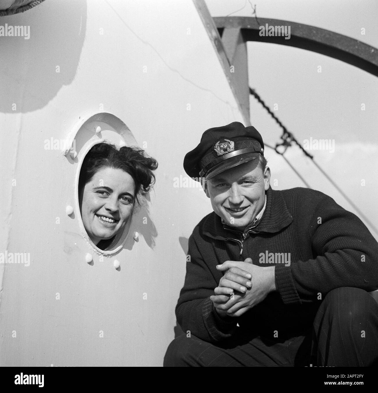 Navigazione sul Reno, reportage su come vivere e lavorare a bordo di una nave del Reno Primo compagno Hans con la sua fidanzata Annie in un oblò del Damco 9 Data: 1 aprile 1955 Località: Germania, Germania Ovest Parole Chiave: Fiumi, skipper, rimorchiatori Nome dell'istituzione: Damco Scheepvaartmaatschappij N.V. Foto Stock Navigazione sul Reno, reportage su come vivere e lavorare a bordo di una nave del Reno Primo compagno Hans con la sua fidanzata Annie in un oblò del Damco 9 Data: 1 aprile 1955 Località: Germania, Germania Ovest Parole Chiave: Fiumi, skipper, rimorchiatori Nome dell'istituzione: Damco Scheepvaartmaatschappij N.V. Foto Stock