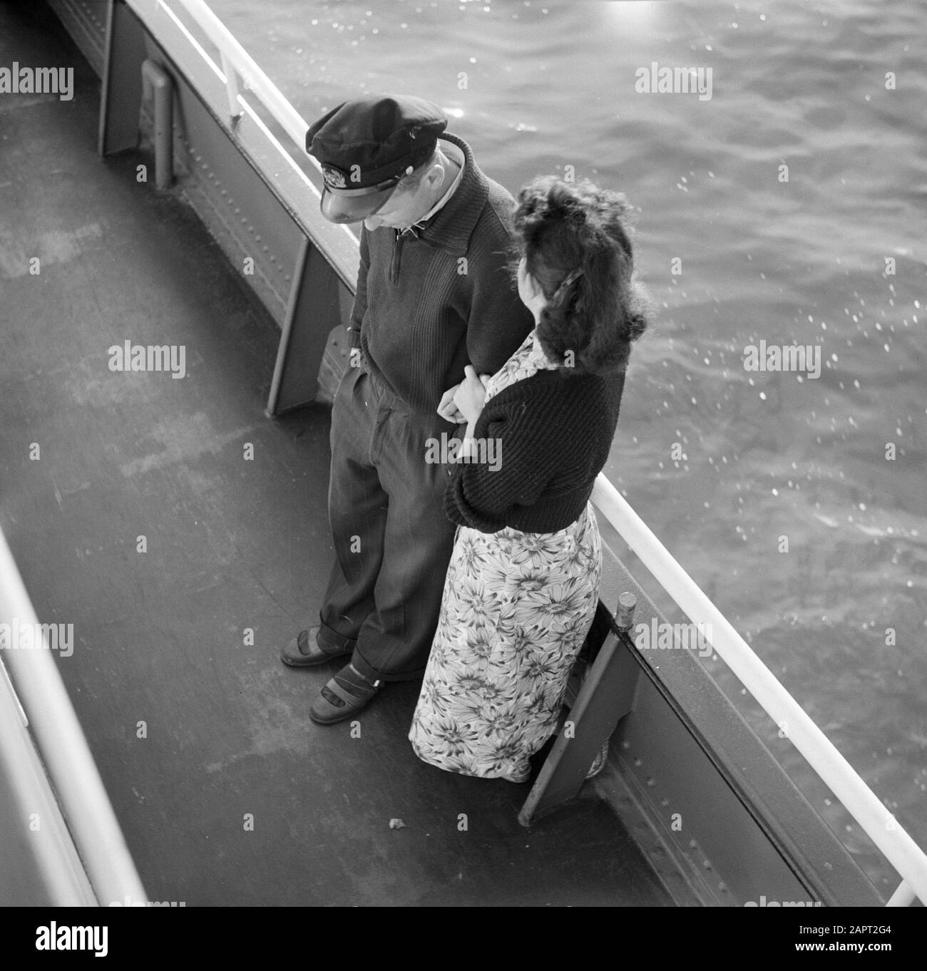 Navigazione sul Reno, reportage su come vivere e lavorare a bordo di una nave del Reno Primo compagno Hans e la sua fidanzata Annie sul ponte del Damco 9 Data: 1 aprile 1955 posizione: Germania, Germania occidentale Parole Chiave: Fiumi, romanticismo, skipper, rimorchiatori, tramonti Nome dell'istituzione: Damco Scheepvaartmaatschappij N.V. Foto Stock