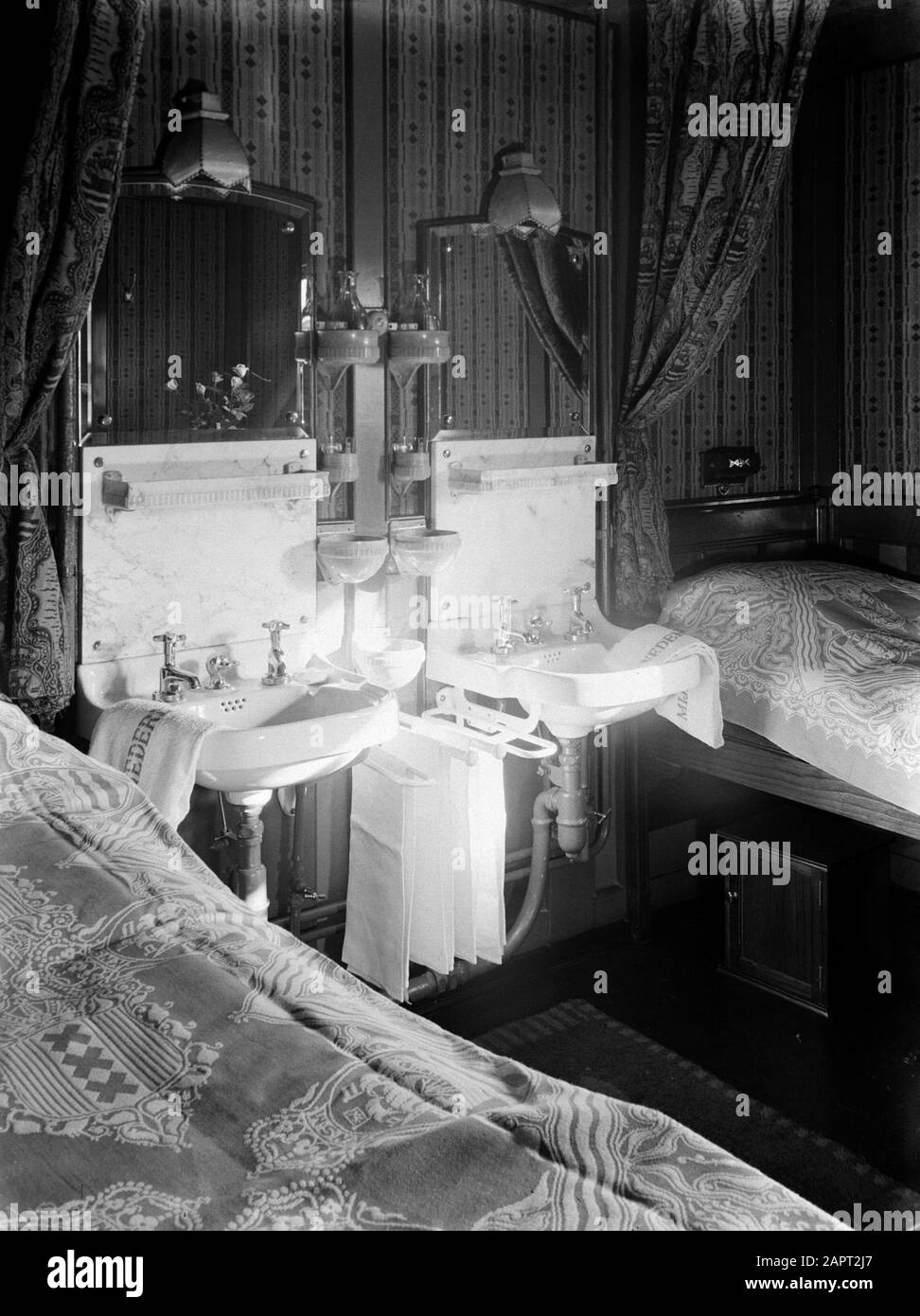 MS Colombia Cabina Di Prima classe sulla nave passeggeri Colombia del KNSM Annotazione: La Colombia è stata lanciata nel 1930 ed è stata torpata nel 1943. Il decor e' stato probabilmente progettato da C.A. Lion Cachet Data: 1934 Parole Chiave: Letti, interni, navi Nome personale: Lion Cachet, C.A. Nome dell'istituzione: Colombia, KNSM Foto Stock