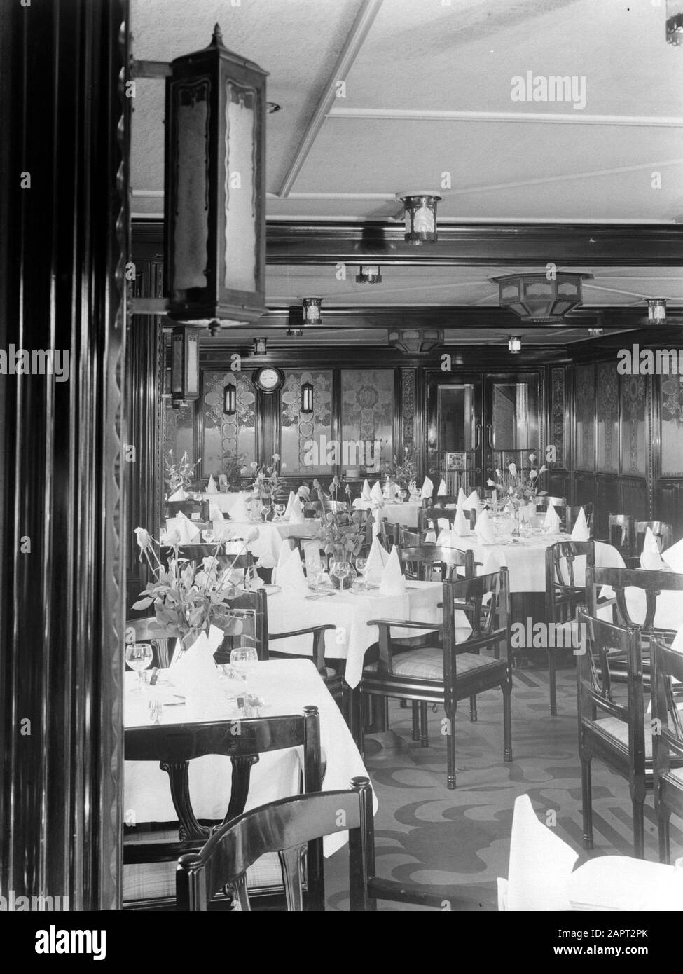 MS Colombia Sala da pranzo prima classe sulla nave passeggeri Colombia del KNSM Annotazione: Colombia è stato lanciato nel 1930 e è stato torpato nel 1943. Il decor e' stato probabilmente progettato da C.A. Lion Cachet Data: 1934 Parole Chiave: Interni, navi Nome personale: Lion Cachet, C.A. Nome dell'istituzione: Colombia, KNSM Foto Stock