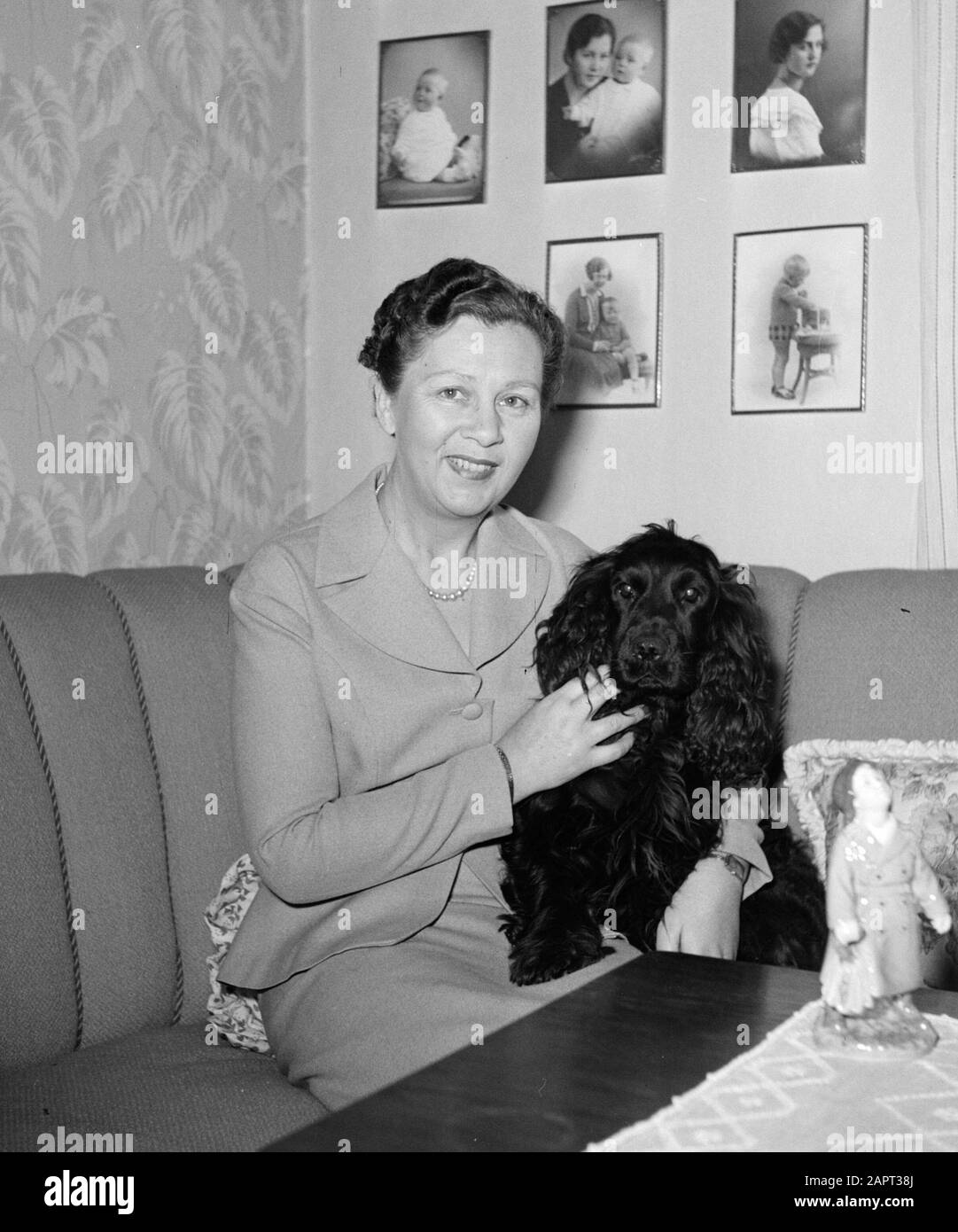 Ella Hedtoft seduto sul divano con un cane; Foto Stock