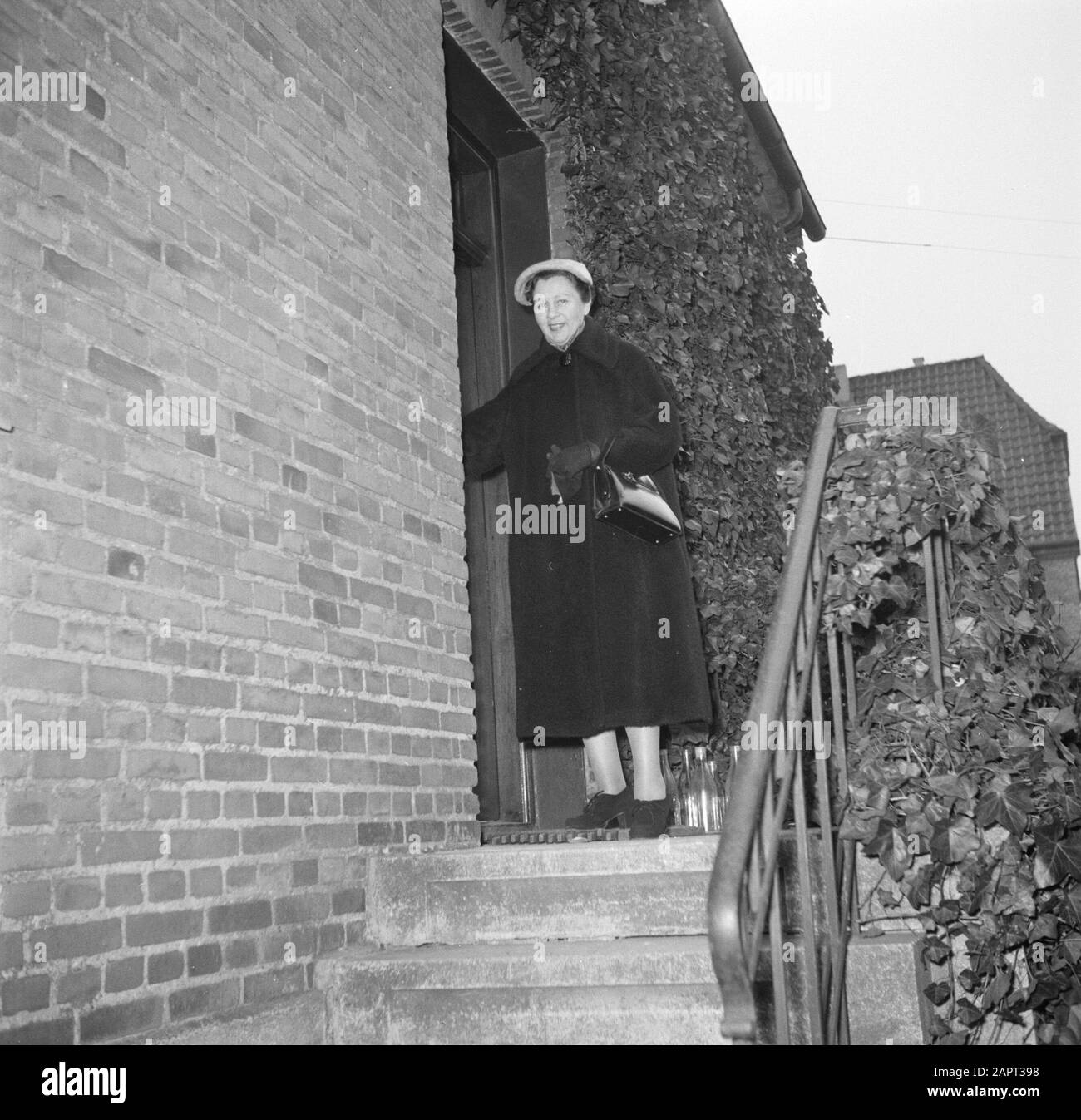 Visita al primo Ministro Hedtoft e alla sua famiglia Ella Hedtoft sulle scale di fronte alla porta principale Data: Marzo 1954 luogo: Danimarca, Copenaghen Parole Chiave: Porte, scale, giardini, case Nome personale : Hedtoft, Ella Foto Stock