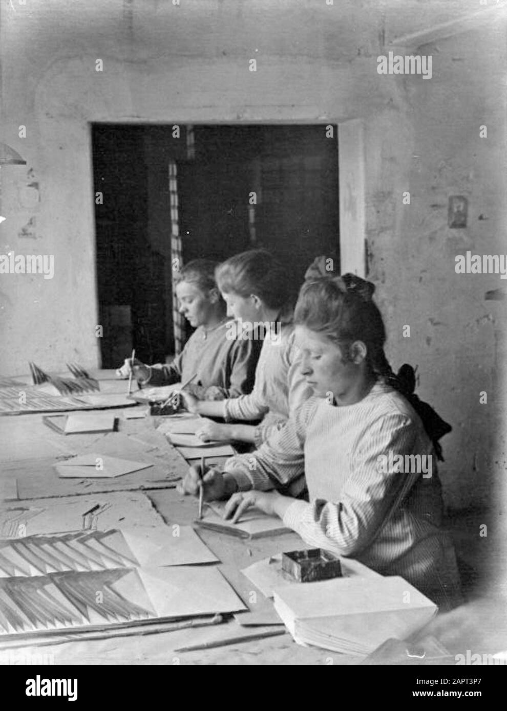 Nella fabbrica di buste Bontamps di Venlo, le buste vengono strofinate a mano. Questo manuale - con una produzione di 6000 - 7000 buste al giorno - è fatto solo a piccoli lotti e dimensioni incourant Data: Circa 1919 Foto Stock