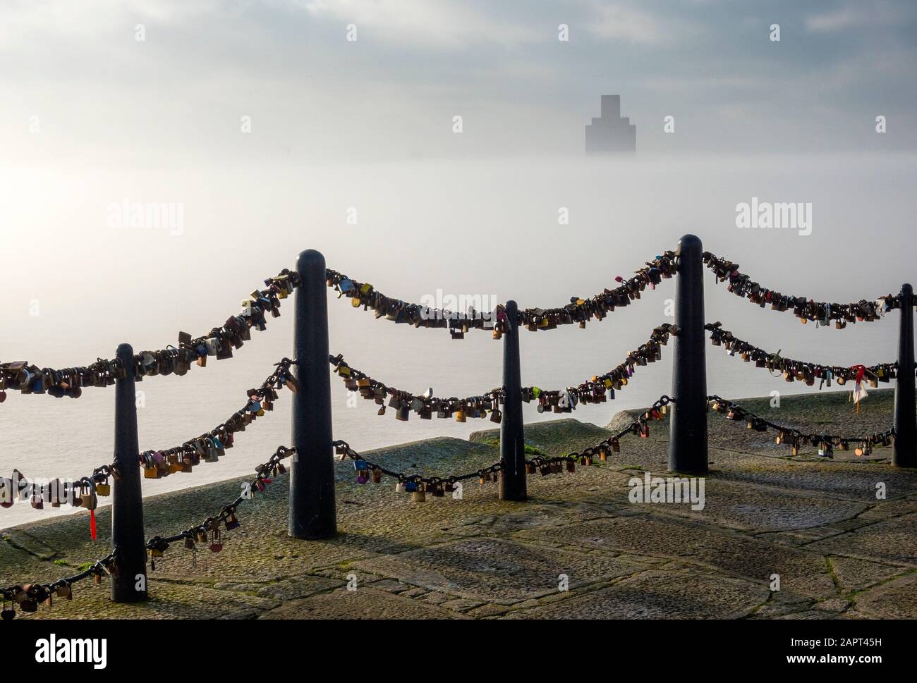 Nebbia fitta sul fiume Mersey a Liverpool Foto Stock
