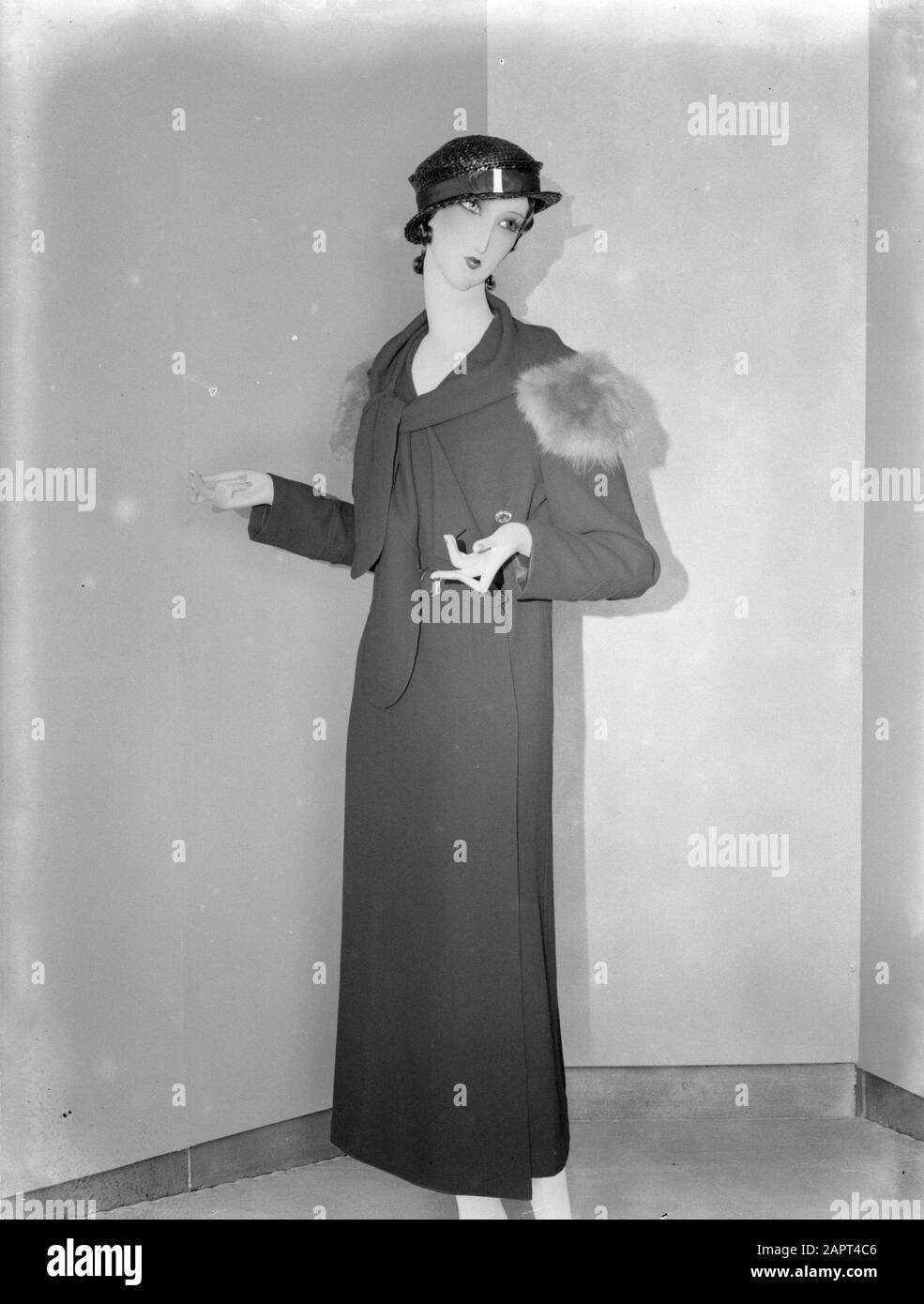 Fotografia di moda Mannequin con mantello della casa di moda Vogelsang Krause aan het Spui ad Amsterdam Data: 1933 posizione: Amsterdam, Noord-Holland Parole Chiave: Fur, fashion Foto Stock