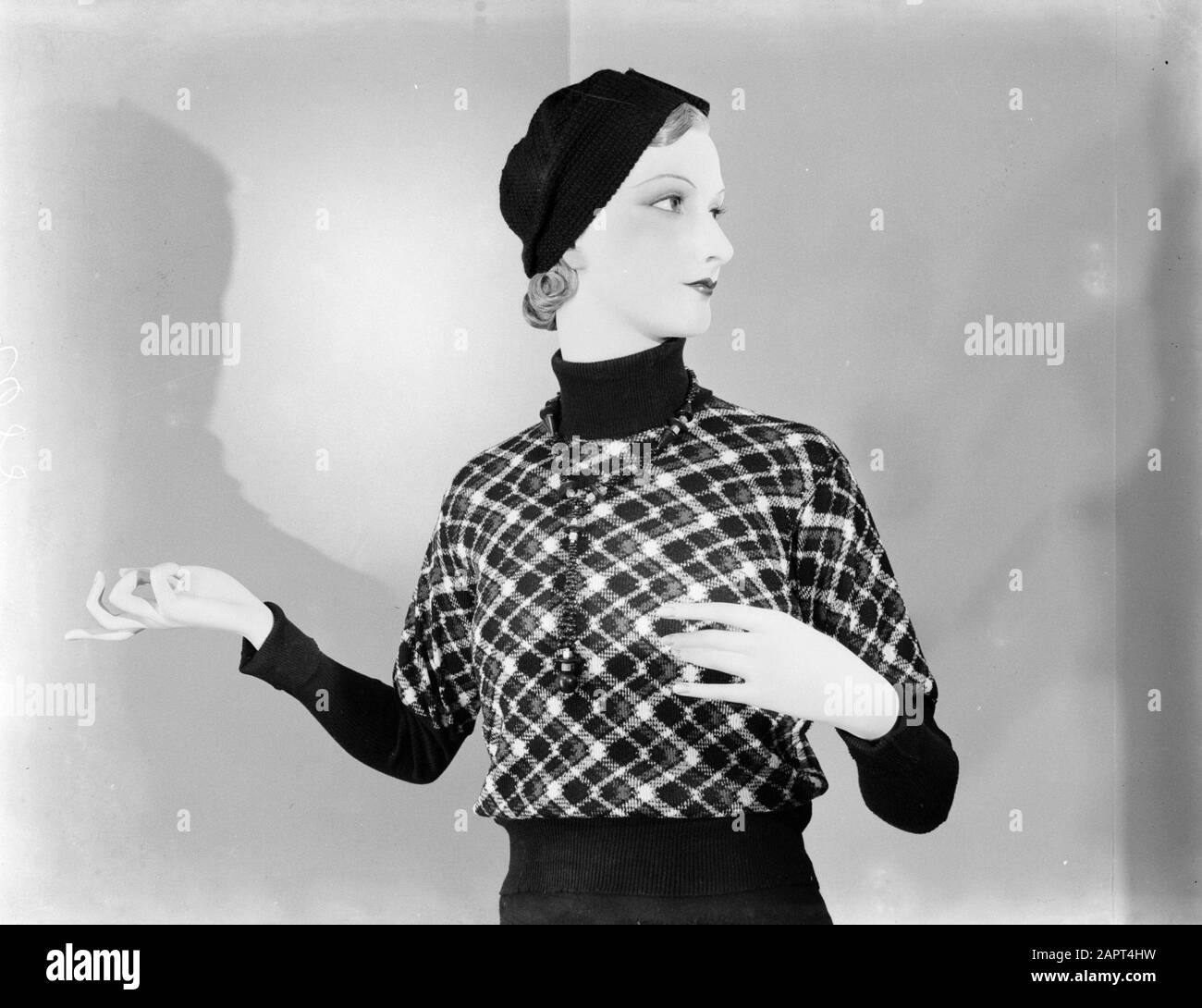 Fotografia di moda manichino della fa. Modello di Imans Greta Garbo in jumper Annotazione: Pierre Imans creatore di manichini di cera, spesso a somiglianza di personaggi famosi dalla showbizz Data: 1933 posizione: Francia, Parigi Parole Chiave: Vetrine, moda, tessile, cera immagini Nome personale: Garbo, Greta Foto Stock