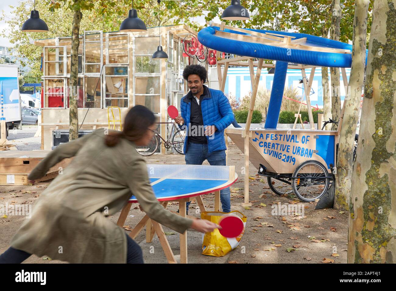 Area giochi e giochi intorno al campus del Festival. Festival Di Creative Urban Living, Milton Keynes, Regno Unito. Architetto: Raumlaborberlin, 2019. Foto Stock