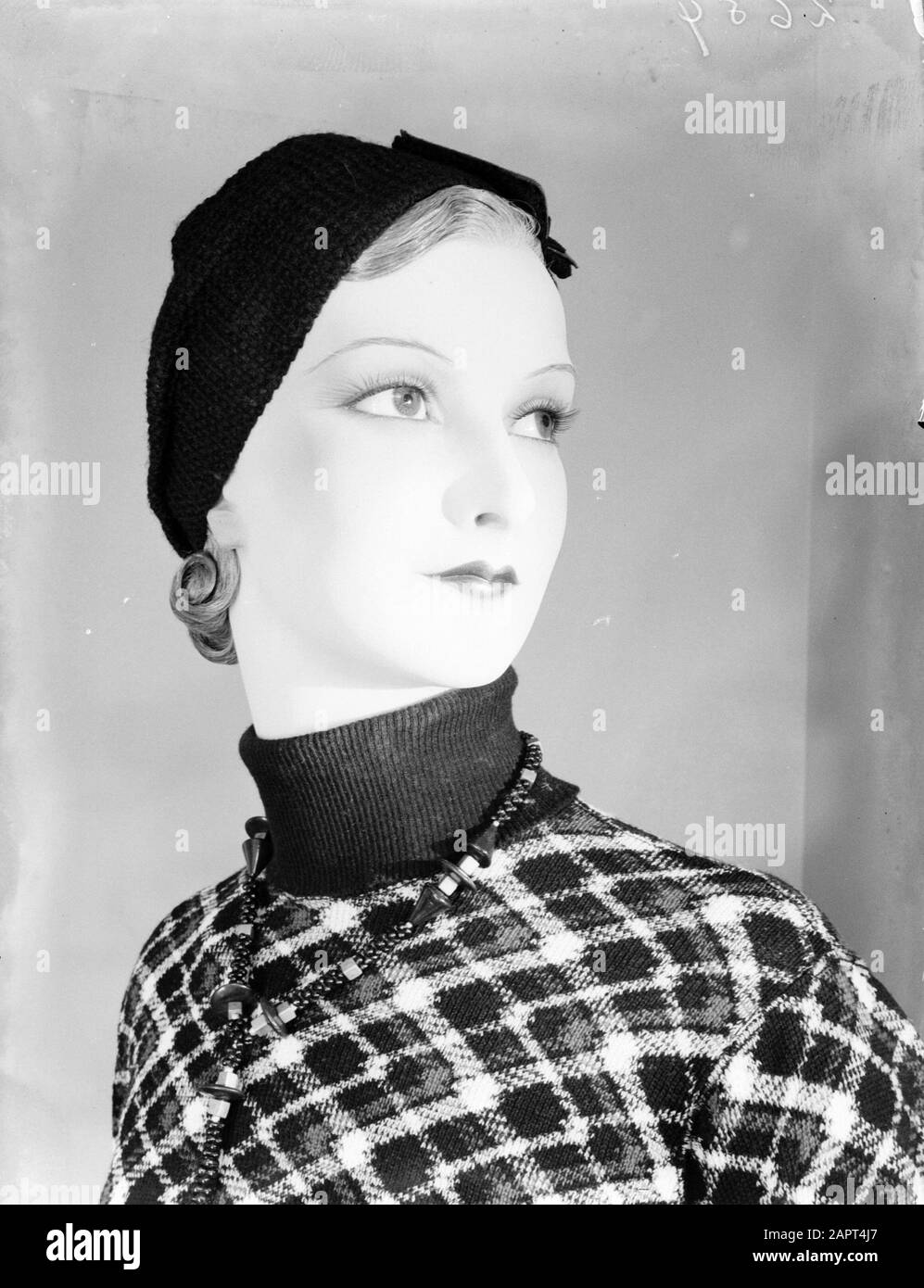 Fotografia di moda Mannequin della fa. Modello di Imans Greta Garbo con cappello e ponticello Annotazione: Pierre Imans creatore di manichini di cera, spesso secondo la somiglianza di persone famose dalla showbizz Data: 1933 posizione: Francia, Parigi Parole Chiave: Manichino, vetrine, moda, tessuti, cera immagini Nome personale: Garbo, Greta Foto Stock