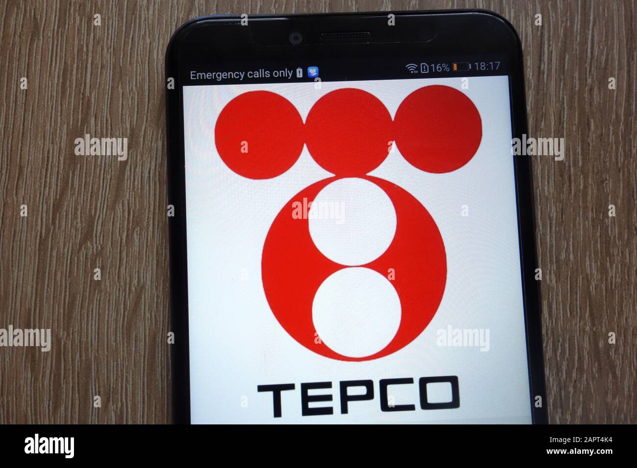 Logo Tokyo Electric Power visualizzato su uno smartphone moderno Foto Stock
