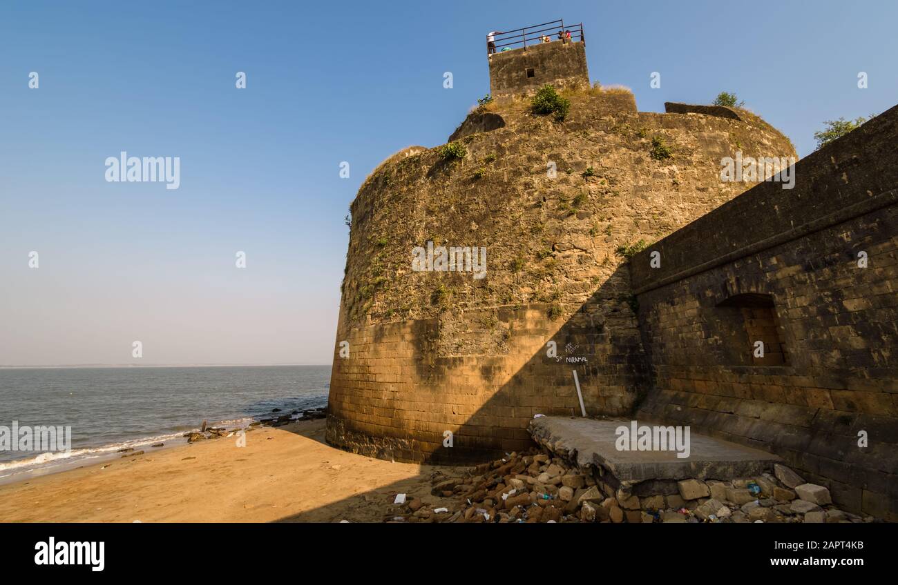 Diu, India - Dicembre 2018: I bastioni esterni e la facciata dell'architettura coloniale del forte portoghese di epoca Diu Island. Foto Stock