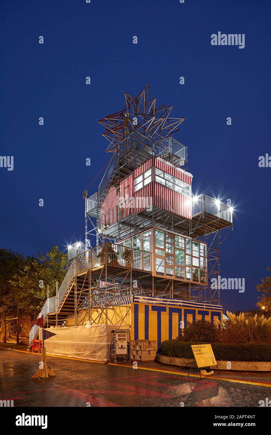 Elevazione notturna della torre della stazione Utopia illuminata. Festival Di Creative Urban Living, Milton Keynes, Regno Unito. Architetto: Raumlaborberlin, 201 Foto Stock