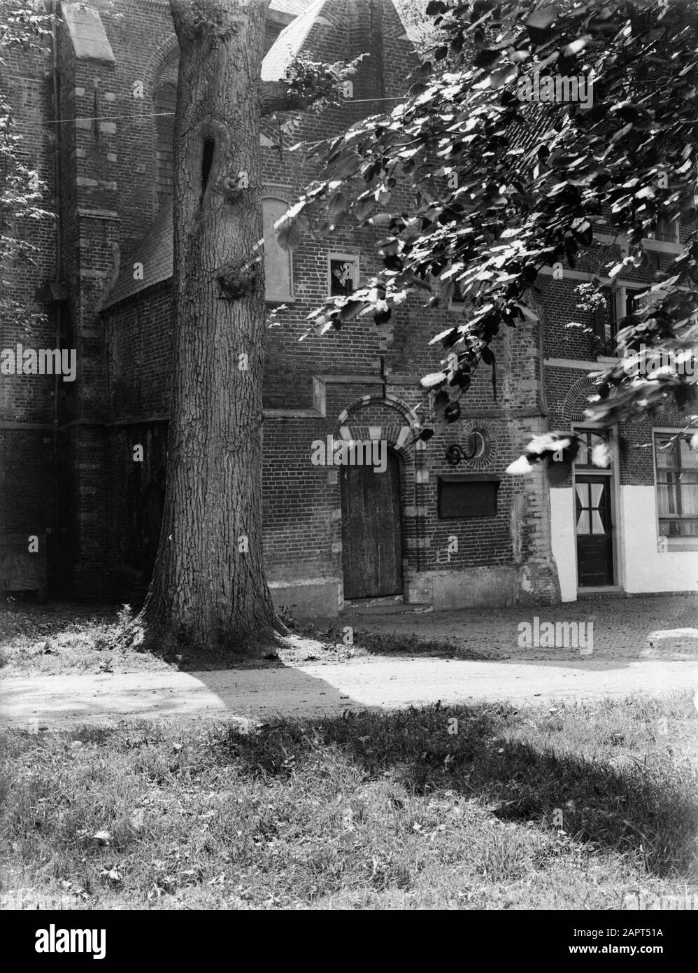 Reportage Noord-Holland Exterior of the Great or St. -Nicolaaskerk in Monnickendam Data: 1 gennaio 1932 posizione: Monnickendam, Noord-Holland Parole Chiave: Chiesa edifici Foto Stock