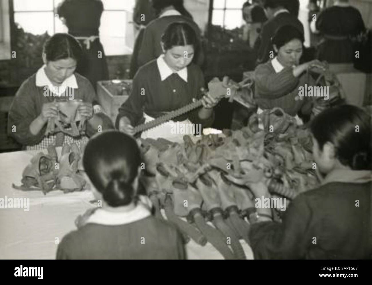 Spaarnestad Photo/SFA022801450 seconda guerra mondiale Fabbricazione di maschere a gas. Giappone, 1941, Seconda Guerra Mondiale. Donne che fabbricano maschere a gas. Giappone, 1941; Foto Stock