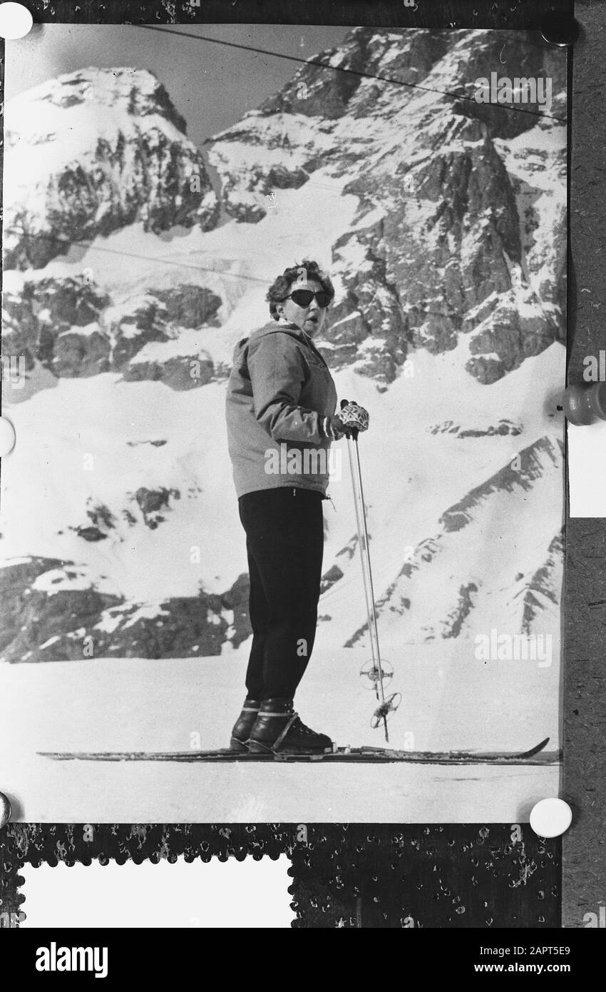 Queen Juliana nei cieli nelle vicinanze di Cervinia Data: 3 aprile 1959 luogo: Cervinia Parole Chiave: Sport invernali Nome personale: Juliana (queen Netherlands), Juliana, Queen Foto Stock