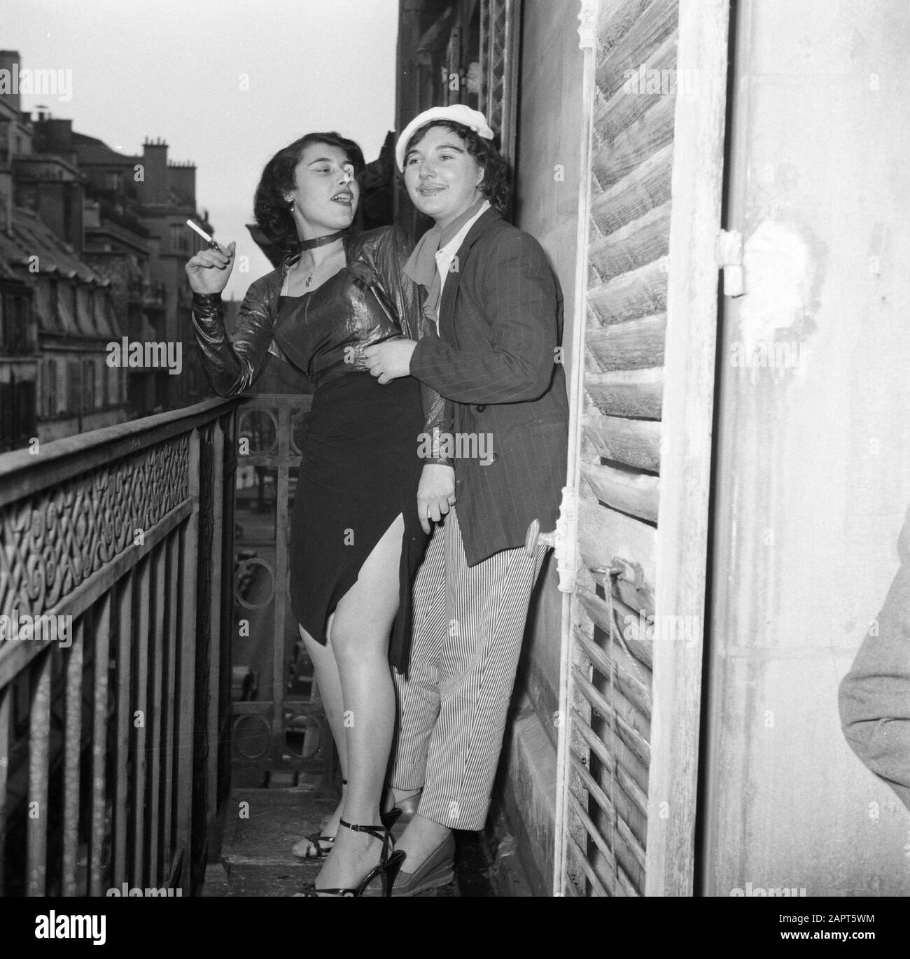 Festa di Sainte Cathérine a Parigi, la vacanza delle case di moda francese il 25 novembre festa goers sul balcone di Maison Raymonde in Rue Jean Mermoz Annotazione: A Parigi, la festa di Sainte Cathérine celebrato da ragazze che non sono sposate a 25, lavorando nel settore della moda. Sainte Cathérine è la loro patrona Data: {1950-1955} Località: Francia, Parigi Parole Chiave: Balconi, vacanze, feste, case di moda Foto Stock