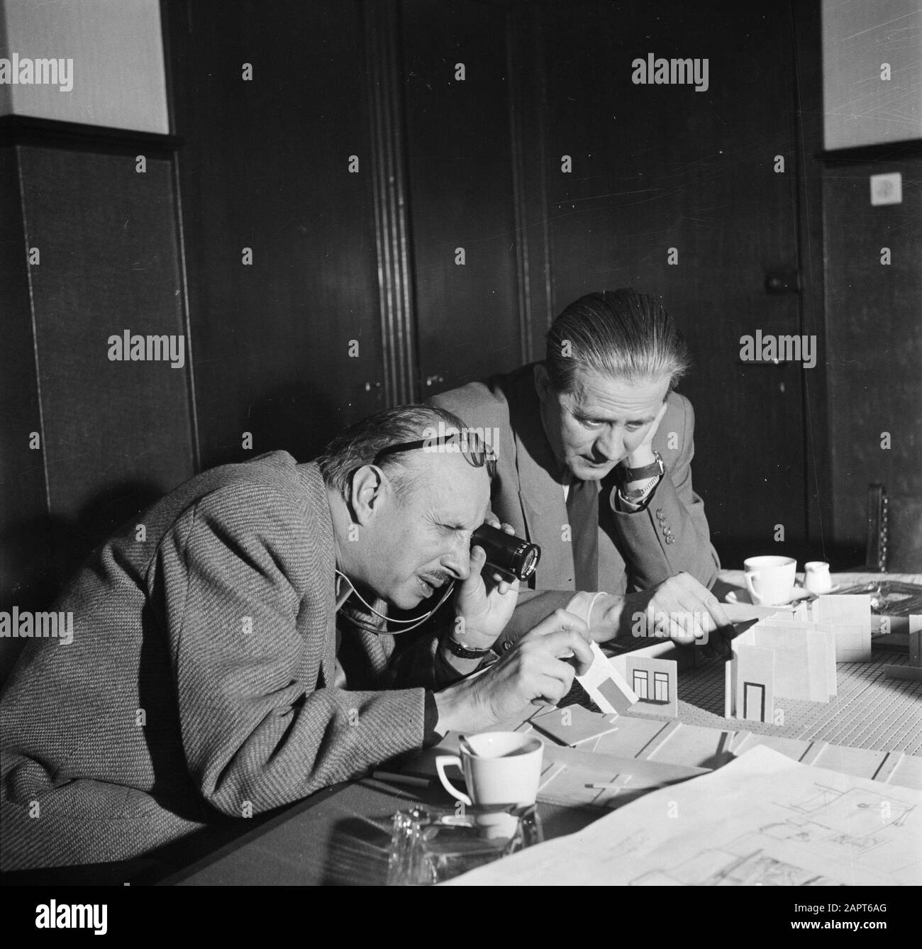 Regista Gerard Rutten e produttore Bobby Roosenboom controllare un modello in atelier Cinetone-Omo [fare film Star Rays Everywhere, red.] Data: 10 Dicembre 1953 luogo: Amsterdam, Noord-Holland Parole Chiave: Ateliers, registi, film, modelli Nome personale: Roosenboom, Bobby, Rutten, Gerard Foto Stock