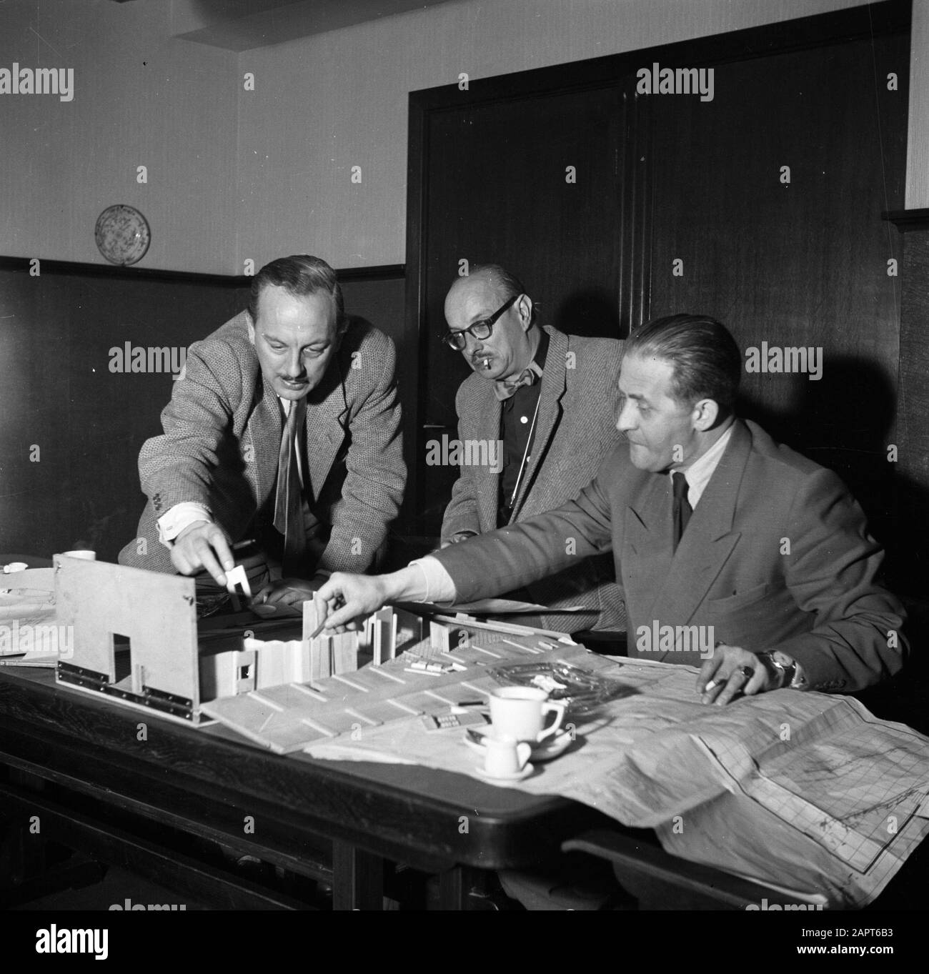 Regista Gerard Rutten e produttore Bobby Roosenboom controllare un modello in atelier Cinetone-Omo [fare film Star Rays Everywhere, red.] Data: 10 Dicembre 1953 luogo: Amsterdam, Noord-Holland Parole Chiave: Ateliers, registi, film, modelli Nome personale: Roosenboom, Bobby, Rutten, Gerard Foto Stock