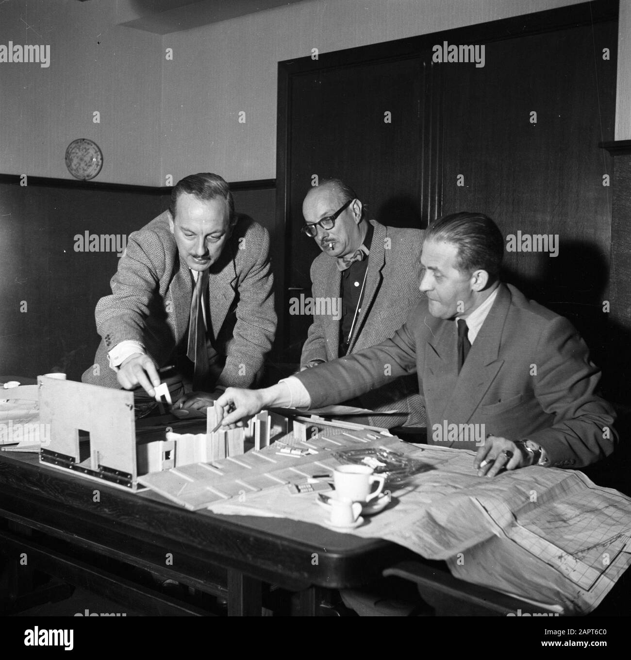 Regista Gerard Rutten e produttore Bobby Roosenboom controllare un modello in atelier Cinetone-Omo [fare film Star Rays Everywhere, red.] Data: 10 Dicembre 1953 luogo: Amsterdam, Noord-Holland Parole Chiave: Ateliers, registi, film, modelli Nome personale: Roosenboom, Bobby, Rutten, Gerard Foto Stock