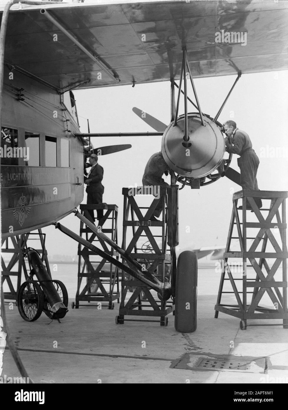 Reportage Schiphol Fokker KLM Airplane in the hangar at Schiphol Data: 1933 Località: Noord-Holland, Schiphol Parole Chiave: Aviazione, aeroplani, aeroporti Nome istituto: Schiphol Foto Stock