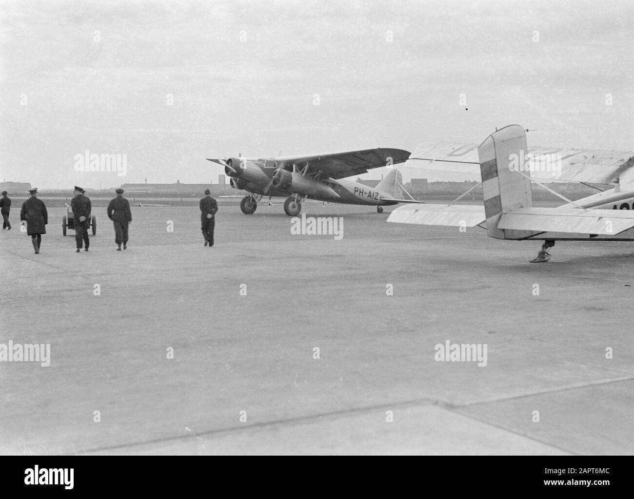 Aeroporto di Berlino - Tempelhof Fokker F.XX PH-AIZ Zilvermeeuw all'aeroporto di Berlino - Tempelhof Data: Ottobre 1934 posizione: Berlino, Germania Parole Chiave: Aviazione, compagnie aeree, aerei, personale aeronautico, aeroporti Nome istituto: Berlin-Tempelhof Foto Stock