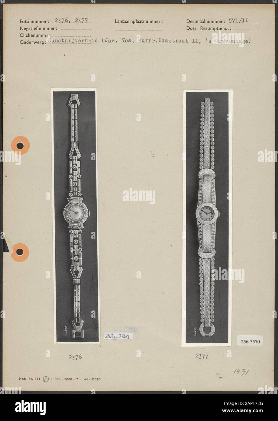 Arte Foto 1: Curato orologio donna da gioielliere Jac. Vos, Miss Idastraat 11 in 's-Gravenhage (19,5x3,5 cm; sconosciuto) Foto 2: Orologio da donna a cura di gioielliere Jac. Vos, Miss Idastraat 11 in 's-Gravenhage (19,5x3,5 cm; sconosciuto) Data: Undicated luogo: L'Aia, Zuid-Holland Parole Chiave: Orologi, gioiellerie, artigianato Nome dell'istituzione: Juwelier Jac. Volpe Foto Stock