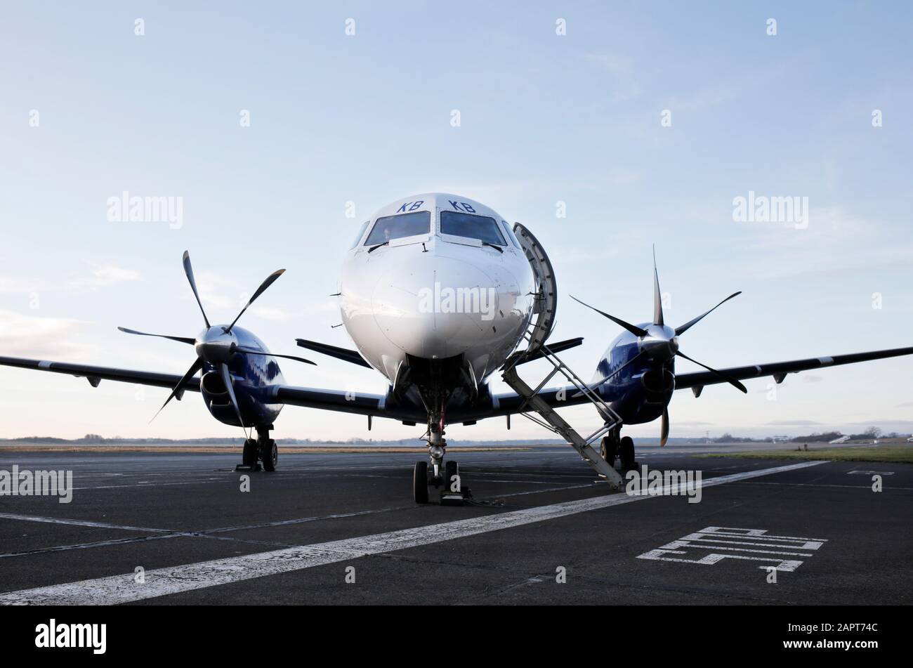 Un aereo di linea turboelica ad alta velocità a doppio motore della Eastern Airways SAAB 2000 all'aeroporto internazionale di Teesside nella contea di Durham, Regno Unito. Fotografia di Stuart B Foto Stock