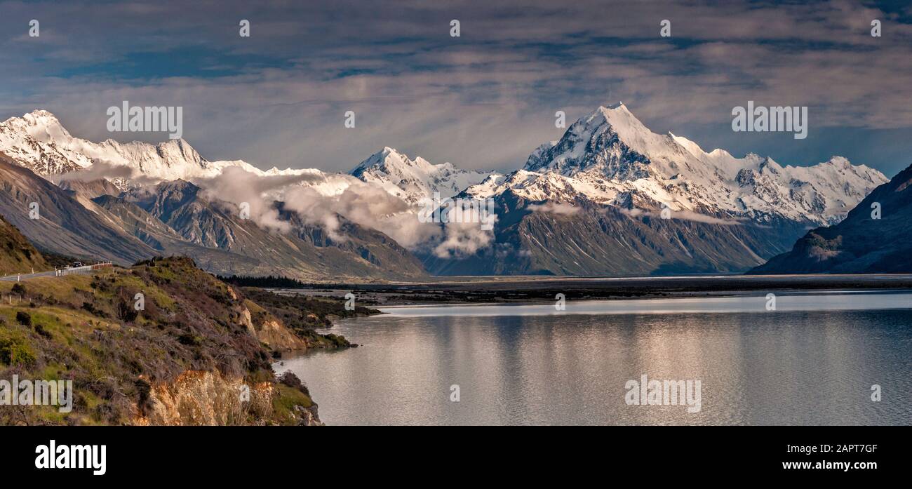 Aoraki Mount Cook, Lago Pukaki, All'Alba Da Mt Cook Road, Alpi Del Sud, Aoraki Mount Cook National Park, Canterbury, South Island, Nuova Zelanda Foto Stock