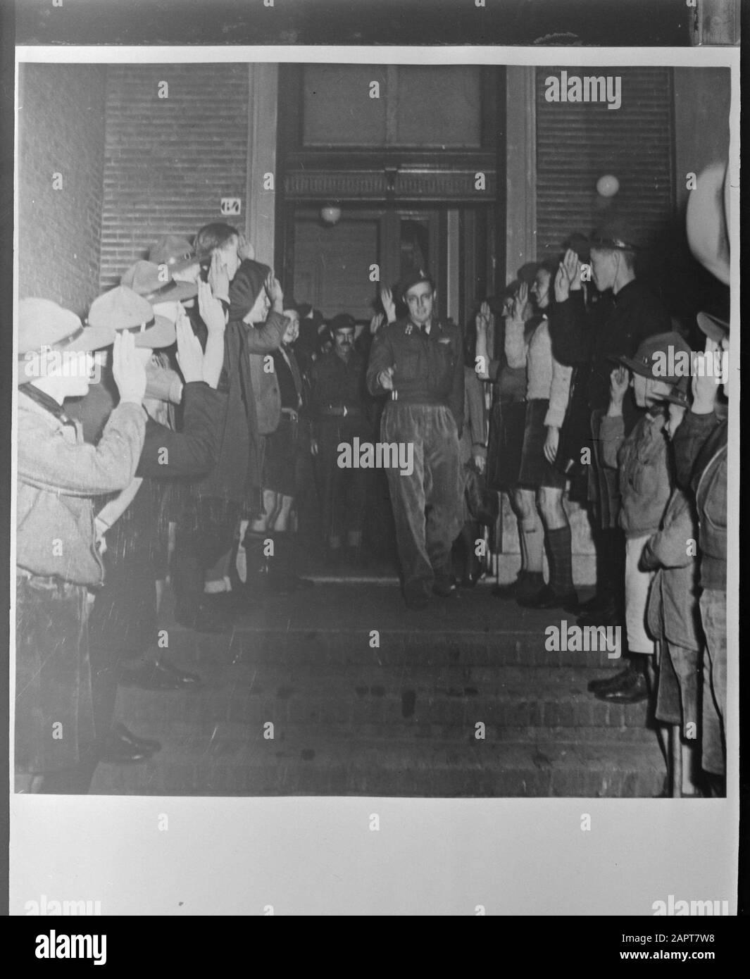 Fotografia di riproduzione Foto di una foto del Principe Bernhard con Boy Scouts Data: 1945 Parole Chiave: Boy Scout Nome personale: Bernhard (Prince Netherlands) Foto Stock