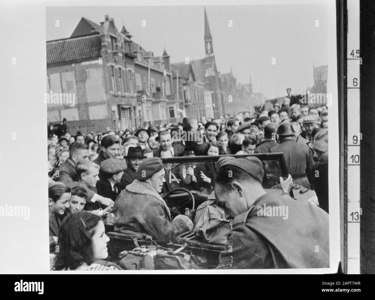Fotografia di riproduzione Foto di una foto di Prince Bernhard a Nijmegen? Date: 1945 Keywords: Liberation Nome personale: Bernhard (Prince Netherlands) Foto Stock