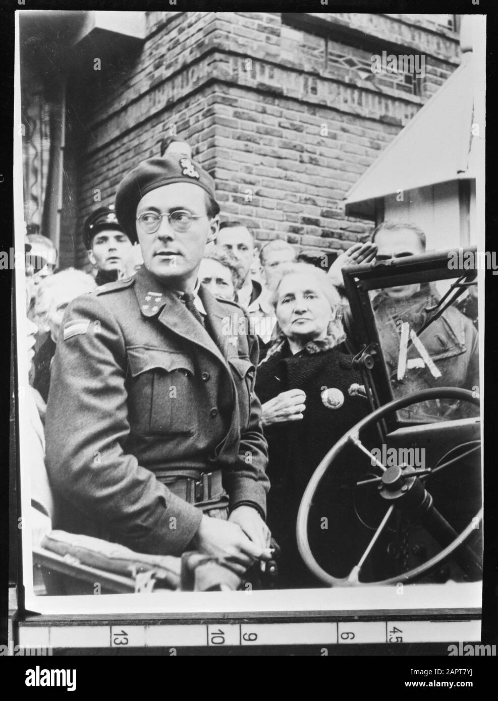 Riproduzione Fotografia Foto di una foto del principe Bernhard a Nijmegen Data: 1945 Parole Chiave: Liberazione Nome personale: Bernhard (Prince Netherlands) Foto Stock