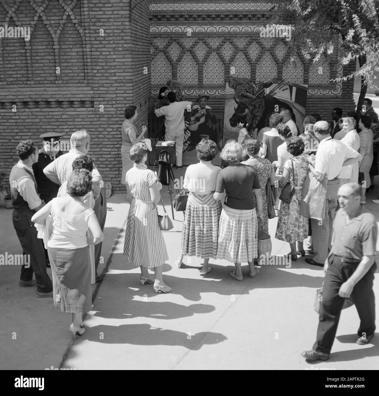 Street photographer a Barcellona stadiando la foto di una coppia per un gruppo di spettatori Data: Undata: Luogo non specificato: Barcellona, Spagna Parole Chiave: Fotografi, persone, immagini di strada Foto Stock