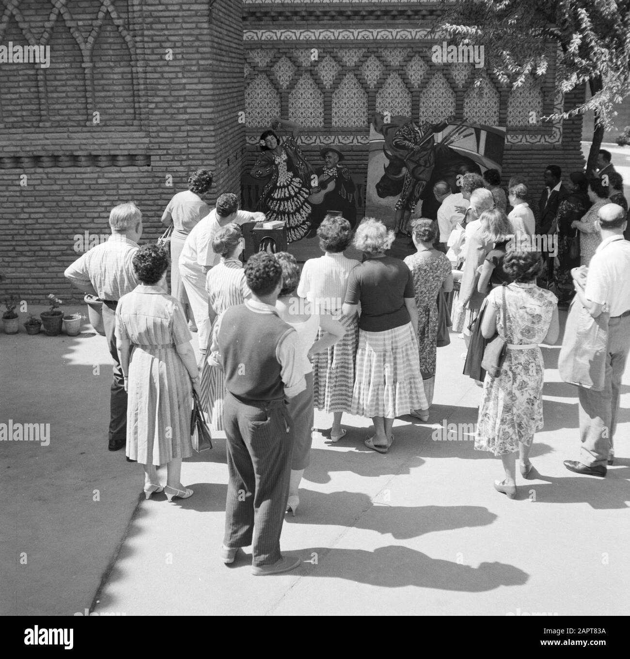 Fotografia di strada a Barcellona allestimento di una foto di una coppia per un gruppo di spettatori Data: Non data: Sede: Barcellona, Spagna Parole Chiave: Fotografi, persone, immagini di strada Foto Stock