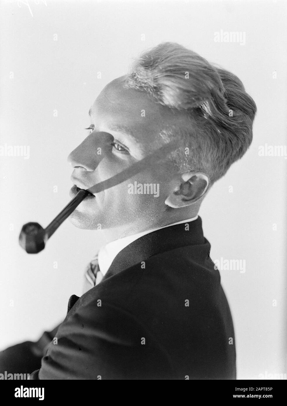 Fotografia pubblicitaria Photo model Grummels with pipe Data: 1932 Parole Chiave: Fumatore Nome utente: Grummels, Foto Stock