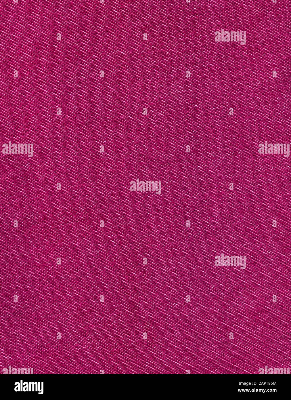 Vecchio tessuto di cotone al cento per cento in un colore rosso rosato scuro. La scansione ad alta risoluzione mostra tutti i dettagli. Foto Stock