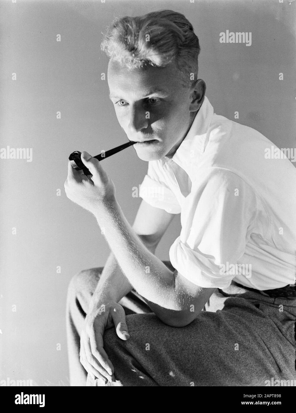 Fotografia pubblicitaria Photo model Grummels with pipe Data: 1932 Parole Chiave: Fumatore Nome utente: Grummels, Foto Stock