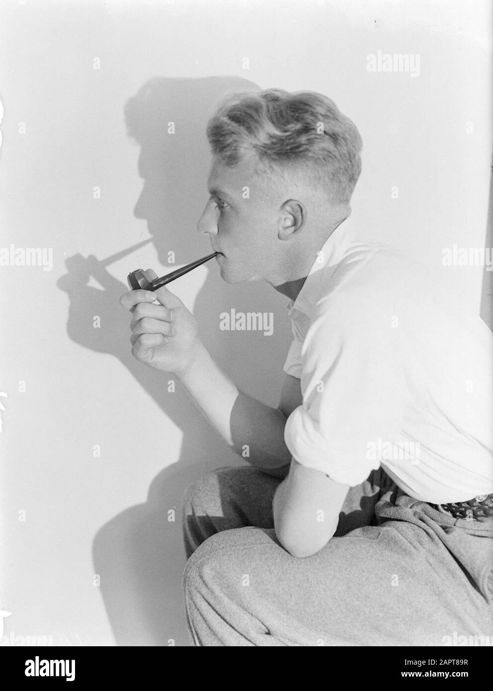 Fotografia pubblicitaria Photo model Grummels with pipe Data: 1932 Parole Chiave: Fumatore Nome utente: Grummels, Foto Stock