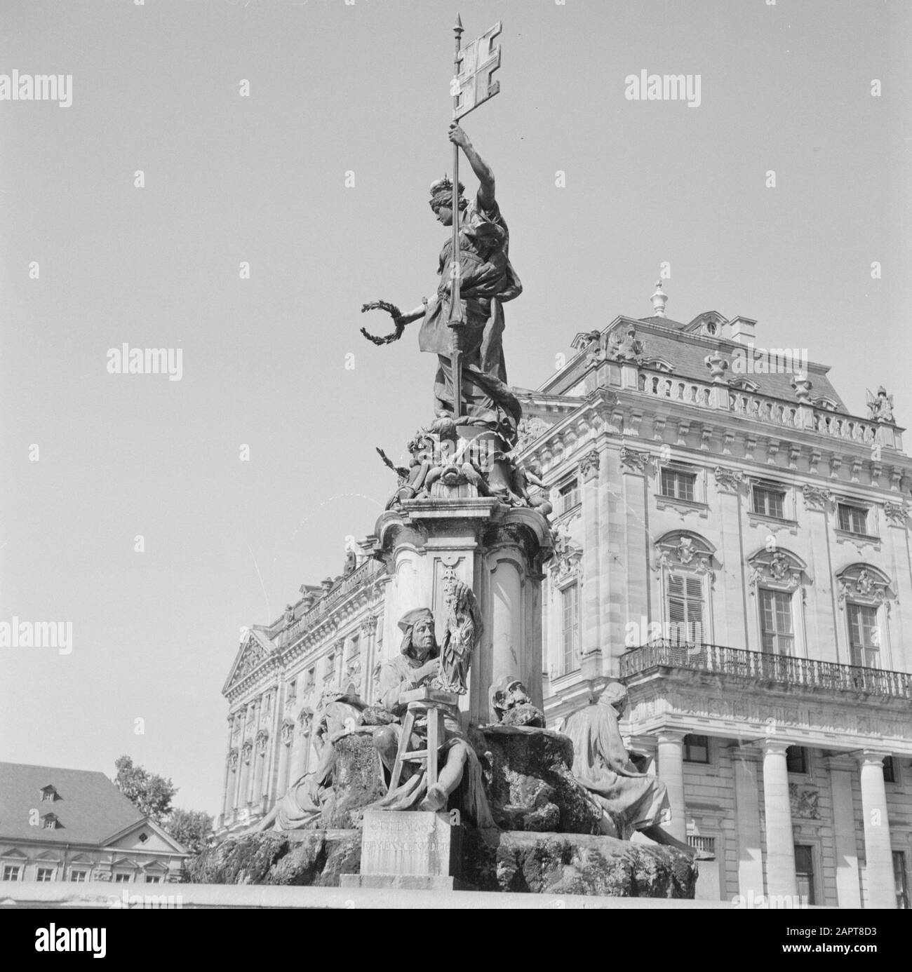 Residenza di Würzburg Frankonia-Brunnen fatta da Ferdinando von Miller sul lato Ehrenhof della Residenz Würzburg Data: Giugno 1959 luogo: Baviera, Germania, Germania occidentale, Würzburg Parole Chiave : sculture, fontane, castelli, ornamenti Foto Stock