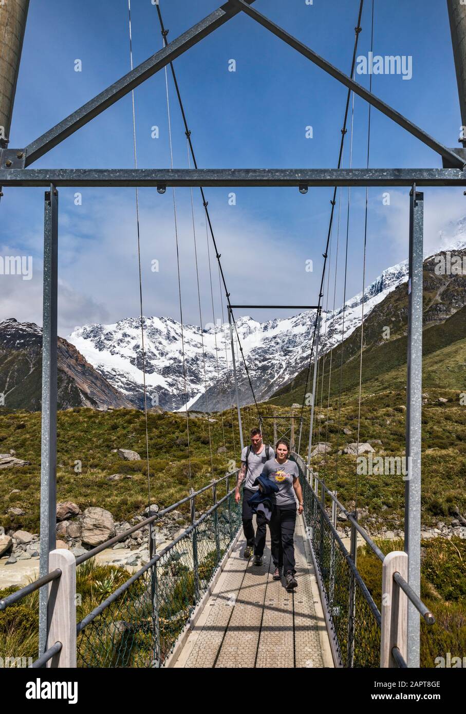 Escursionisti Al Ponte Di Swing Al Hooker Valley Track, Vicino Al Lago Hooker, Alpi Meridionali, Aoraki Mount Cook National Park, Canterbury, South Island, Nuova Zelanda Foto Stock