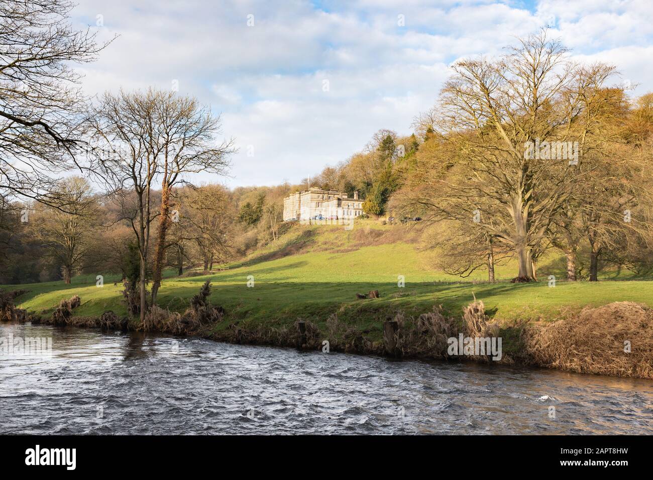 Cromford, Derbyshire, Regno Unito: Willersley Castle Hotel, un edificio storico di grado II* costruito per Sir Richard Arkwright, con vista sul fiume Derwent. Foto Stock
