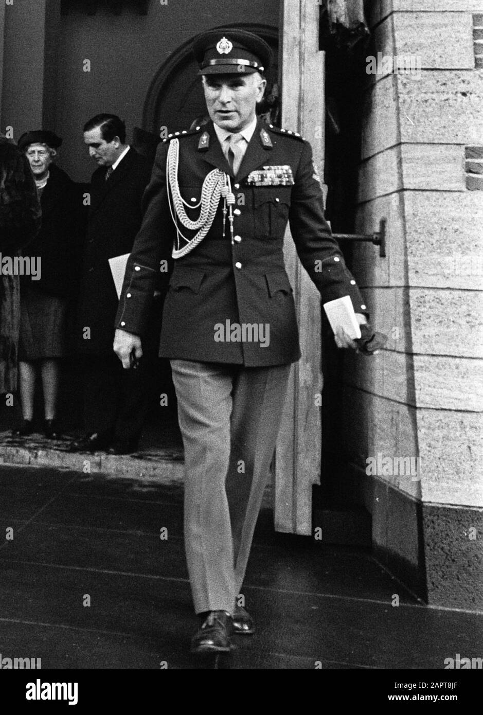 Visita di Stato del Presidente Federale Heinemann della Germania Ovest nei Paesi Bassi la Regina Juliana e il Presidente Heinemann e sua moglie lasciano l'incontro a San Laurenskerk a Rotterdam; giusto, in uniforme, il maestro principale Bischoff van Heemskerck Data: 25 novembre 1969 Località: Rotterdam, Zuid-Holland Parole Chiave: Chiese, regine, presidenti, visite di Stato Nome personale: Bischoff van Heemskerck, W.F.K., Heinemann, Gustav, Juliana (Regina Olanda) Foto Stock