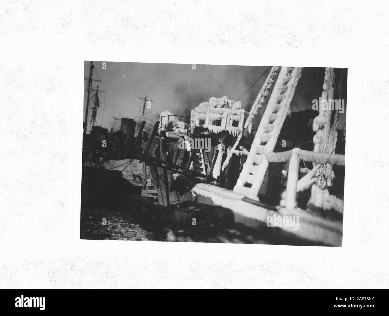 Olandese minesweeper coperto con ghiaccio Data: 1940-1945 Parole Chiave: Ghiaccio, marina, navi, seconda guerra mondiale, inverni Foto Stock