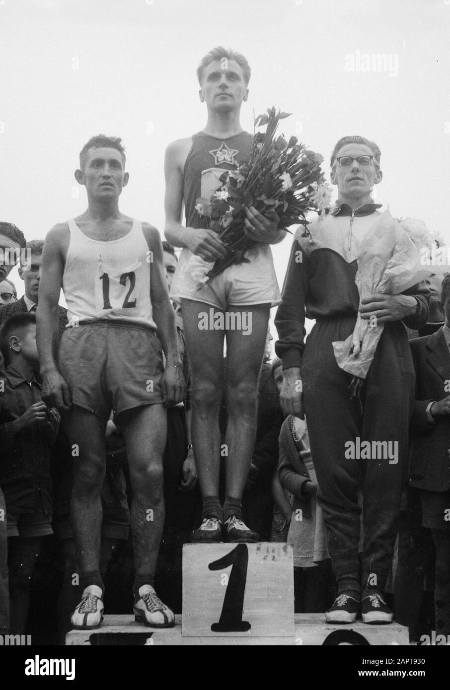 Campionato nazionale di maratona a Zaandam, Kantorek onorando il campione da l.n.r.: Gansler, Kantorek, P. Bleeker; Foto Stock