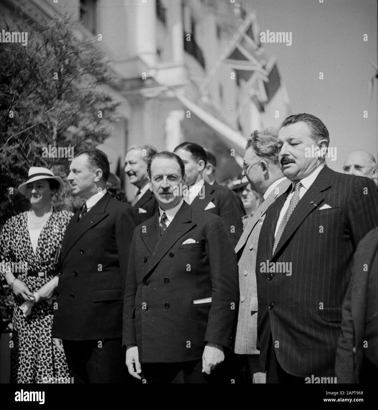 Nozze Ospiti su una terrazza di fronte ad un edificio con la bandiera britannica Data: 10 maggio 1932 posizione: Francia Parole Chiave: Feste, ospiti, terrazze Foto Stock