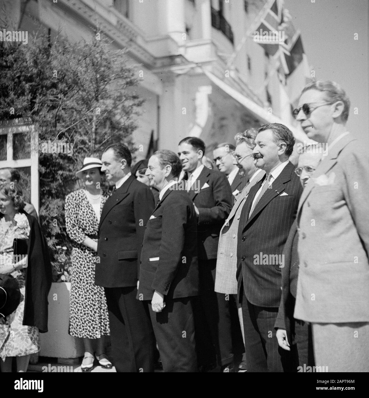 Nozze Ospiti su una terrazza di fronte ad un edificio con la bandiera britannica Data: 10 maggio 1932 posizione: Francia Parole Chiave: Feste, ospiti, terrazze Foto Stock